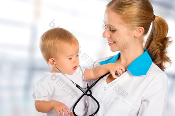 医生儿科医生和病人快乐的孩子<strong>宝宝</strong>