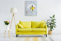 现代白色客厅的内部装饰和明亮的黄色沙发