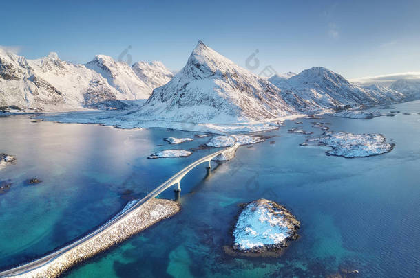 挪威洛福敦群岛的鸟图。无人机的自然景观。桥上的岛屿。航空景观从空气在挪威。诺威形象