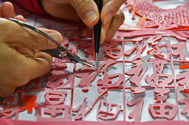 2019年1月10日，在中国东部山东省烟台市的一个车间里，一位<strong>女</strong>工匠制作了一件百个汉字