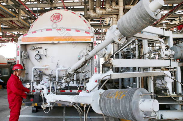 2018年9月4日, 中国工人在中国石油天然气集团公司 (Cnpc) 的 Rudong Lng 码头装载一艘液化天然气 (Lng) 油轮, 位于中国东部江苏省如东市