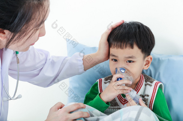 亚洲男孩有呼吸道疾病与吸入的健康专业人士帮助.