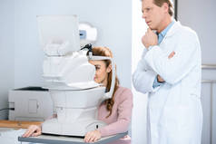 眼科医生检查病人视力的临床观察