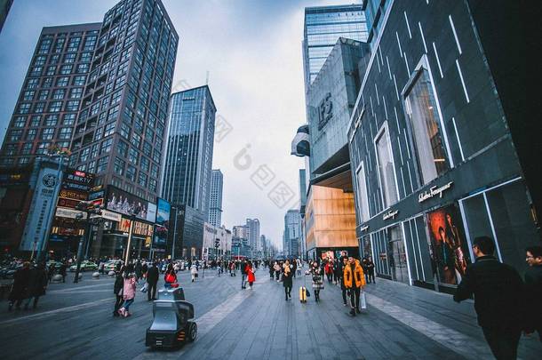 2019年1月10日, 在中国西南四川省成都市中心的成都国际金融广场 (ifs) 巡逻的智能安全机器人.