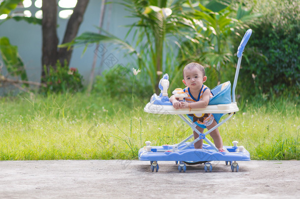 亚洲婴儿在婴儿学步车