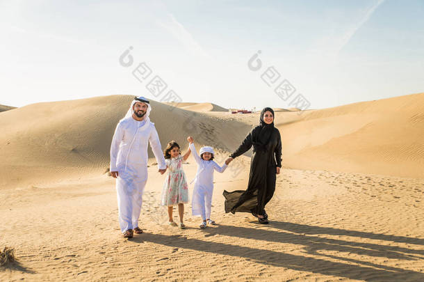 阿拉伯家庭与孩子在沙漠中的乐趣-<strong>父母</strong>和孩子庆祝<strong>节</strong>日在迪拜的沙漠