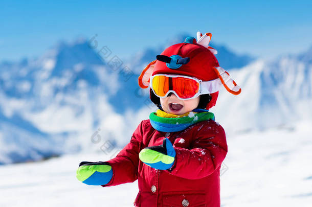 孩子冬季冰雪运动。<strong>儿童</strong>滑雪。家庭滑雪.