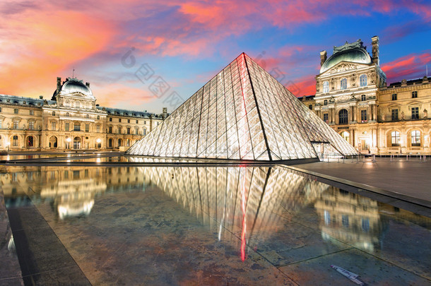 在日出，法国<strong>巴黎卢浮宫</strong>博物馆