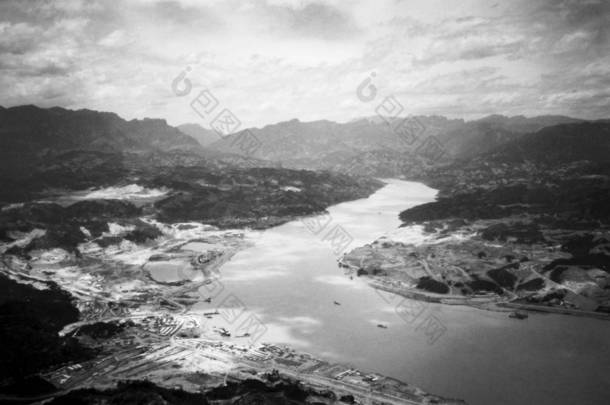 1994年, 三峡大坝正在中国湖北省宜昌市自归县三嘴村的长江 (长江或长江) 岸边修建.