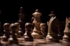 棋盘上的木棋人物被孤立在黑色, 商业概念