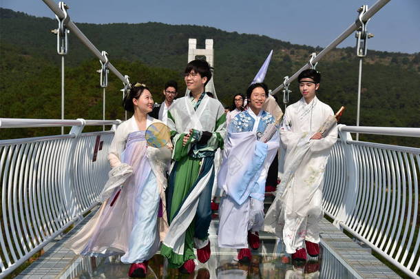 穿着汉服或中国传统服装的模特在佛山市的<strong>一座</strong>玻璃底桥上摆姿势
