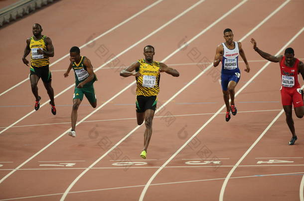 在北京奥运会男子200米决赛中，牙买加中锋乌塞恩·博尔特越过终点线<strong>赢得</strong>冠军