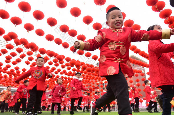 2018年1月19日，在中国西南部的四川省内江市，身着传统服装的孩子们在春节前或中国农历新年（狗年）的幼儿园表演