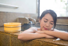 女人享受温泉在日本温泉