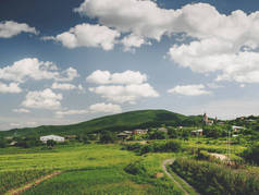 格鲁吉亚村庄附近美丽的绿地、丘陵和多云的天空