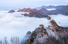 2018年4月4日, 中国北京春雪后被云海包围的建口长城景观, 2018年4月4日