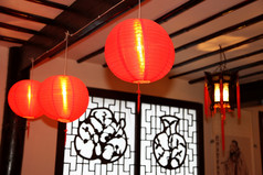 中国新年装饰是一种传统的灯笼和梅花 bl