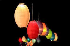 五颜六色的灯笼，为节日晚上装饰的