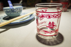 餐具，玻璃杯子与汉字