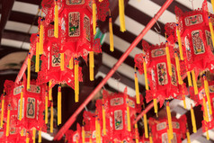 大红灯笼在唐人街，新加坡佛教寺的特写