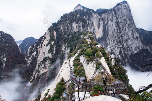 华山。中国<strong>最高</strong>的五座圣山, 被称为 西山, 以陡峭的小路、令人叹为观止的悬崖、狭窄的通道和壮观的风景而闻名