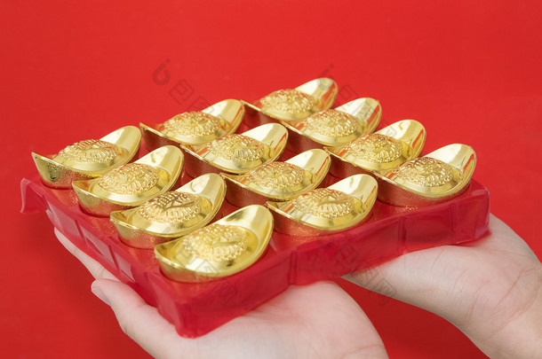 为中国新的一年 celebrat 给某人发送的金元宝的手