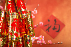 中国新年金色烟花装饰字符福字意味着好运、 财富与祝福.
