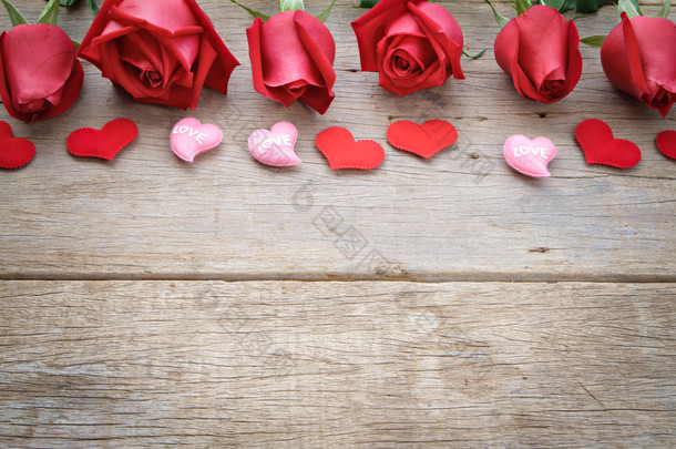 红色和粉色的心木的玫瑰花。情人节那天，<strong>周年</strong>纪念等背景.