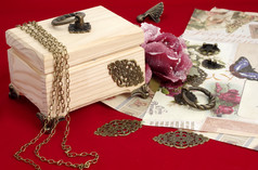 制作的剪纸珠宝盒-工具和红色天鹅绒背景材料