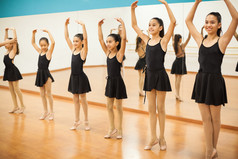 练习一些芭蕾的女孩