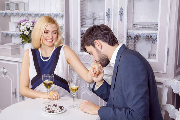 美丽对年轻情侣在情人节的日子里一起玩乐。喝白葡萄酒和享受他们好浪漫的约会.