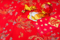 中国农历新年装饰上红色织物背景。，中国 c
