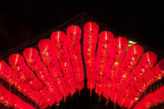 为新的一年，五颜六色的灯笼大红灯笼闪耀.