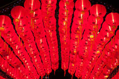 为新的一年，五颜六色的灯笼大红灯笼闪耀.