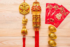 金黄色和红色中国的农历新年装饰木制背景 