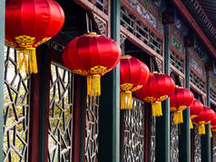中国古典园林中有盖走道上的红灯笼
