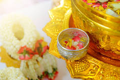 茉莉花和玫瑰的花冠，在泰国泼水节的碗中的水.