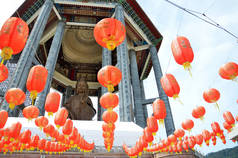 观音和中国寺庙槟城的红灯笼