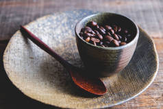 受欢迎的饮料与滤波效果复古怀旧风格的咖啡豆