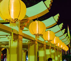 泰国夜街的黄色纸灯装饰