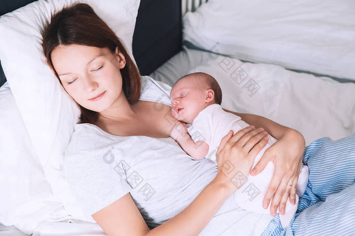 刚出生的婴儿睡在他母亲的手