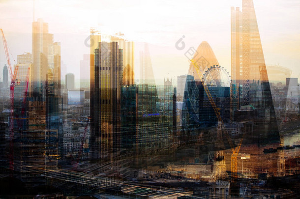 伦敦金融城在日落时。多重曝光的图片包括伦敦金融城金融唱腔与摩天大楼