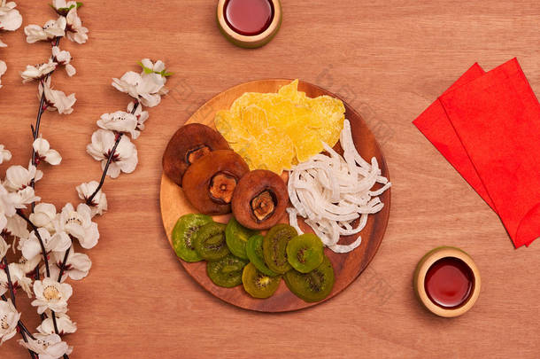越南菜越南<strong>春节假期</strong>, 也亚洲农历新年, 丰富多彩的蜜饯作为猕猴桃, 李子果酱, 或椰子果酱设置在白色的板材与绿色的木背景