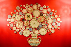 许多彩色陶瓷板在红墙, 背景