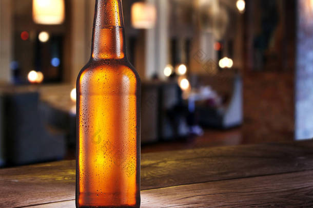 酒吧柜台上的冰镇啤酒瓶.