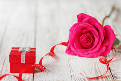 美丽的粉红色玫瑰与礼品盒, 白色木背景的节日礼物.