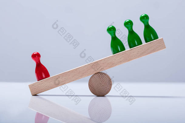 红绿相间的爪子<strong>人物形象</strong>在桌子上方的木制窗台上保持平衡