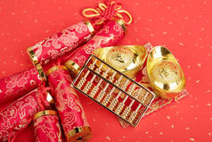 中国新年装饰品--金锭、橙子、金币、金算盘、书法翻译：新年吉祥
