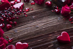 情人节背景。心, 玫瑰, 礼物和浪漫的装饰在质朴的木桌上。排版位置.