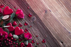 情人节背景。心, 玫瑰, 礼物和浪漫的装饰在质朴的木桌上。排版位置